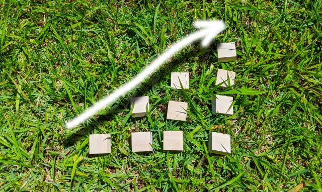 右肩上がりのグラフ写真