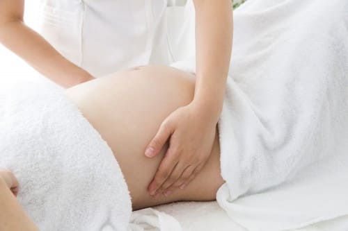 マタニティへのマッサージの施術写真